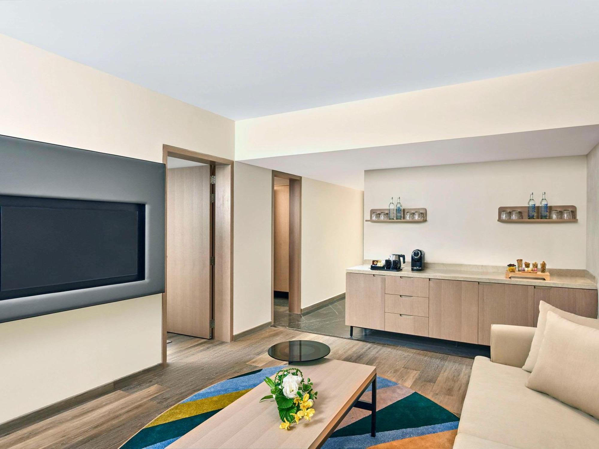 Novotel Mumbai International Airport ภายนอก รูปภาพ A suite at the hotel