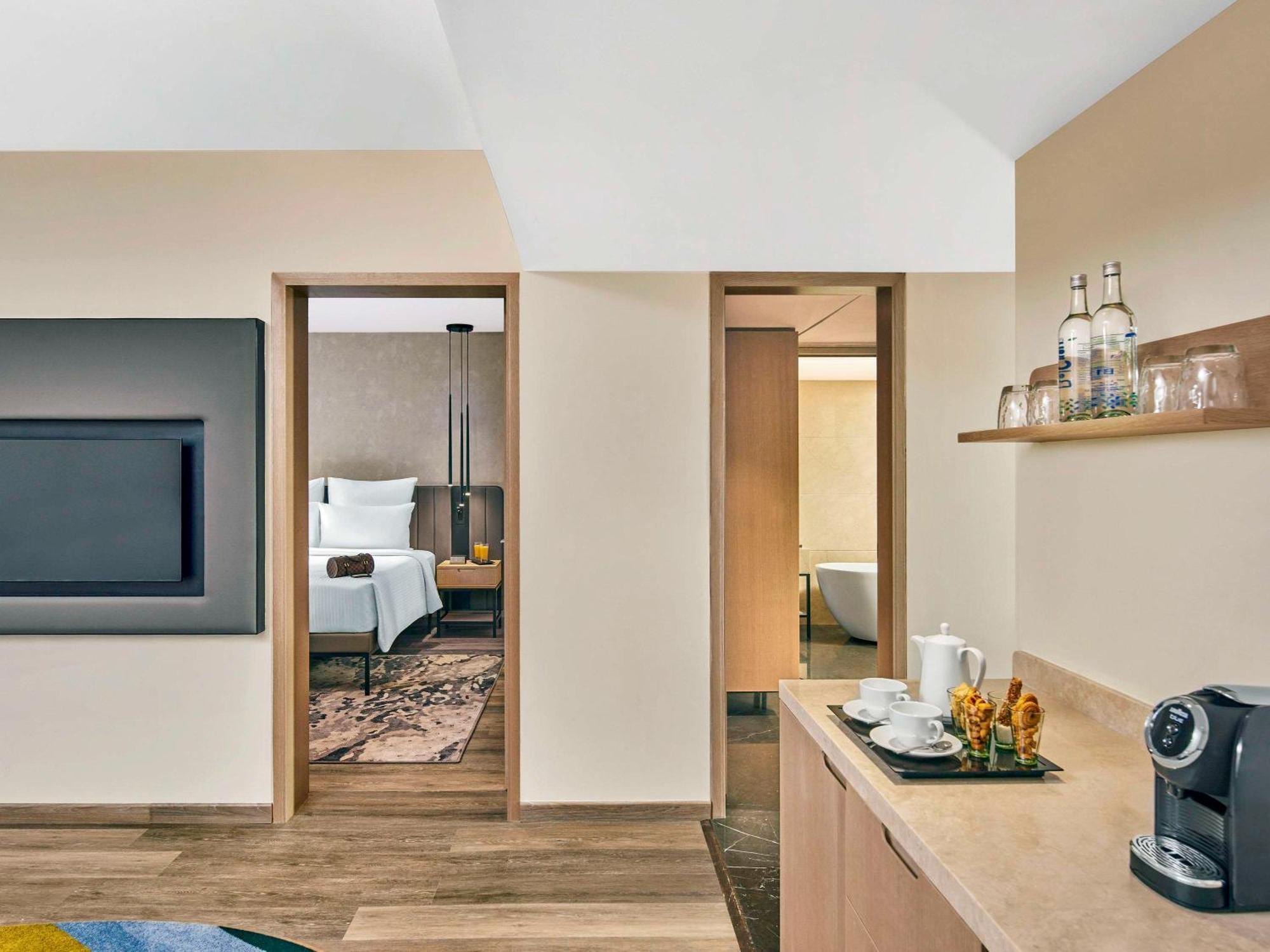 Novotel Mumbai International Airport ภายนอก รูปภาพ Suite