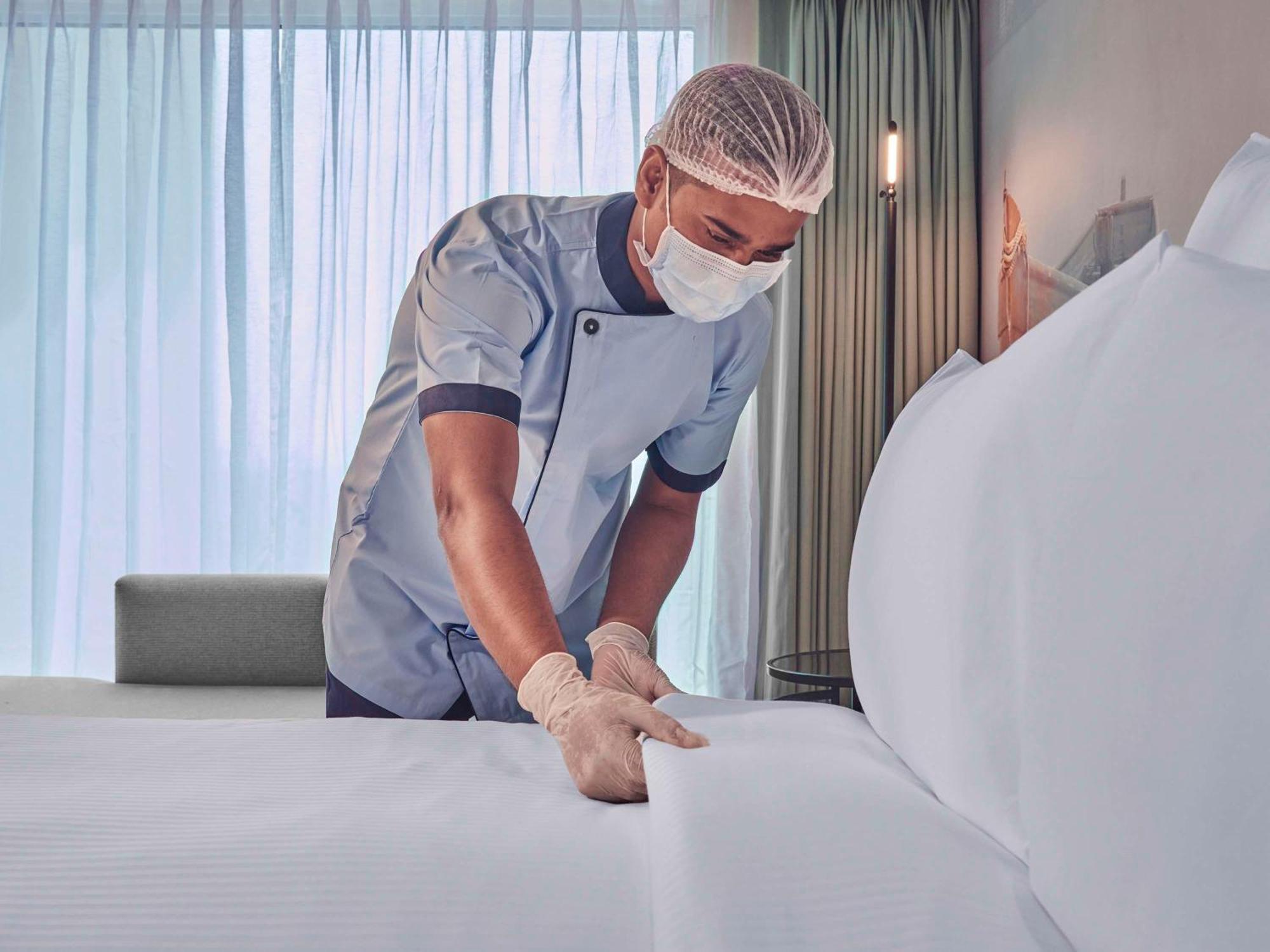 Novotel Mumbai International Airport ภายนอก รูปภาพ A hotel housekeeper making a bed