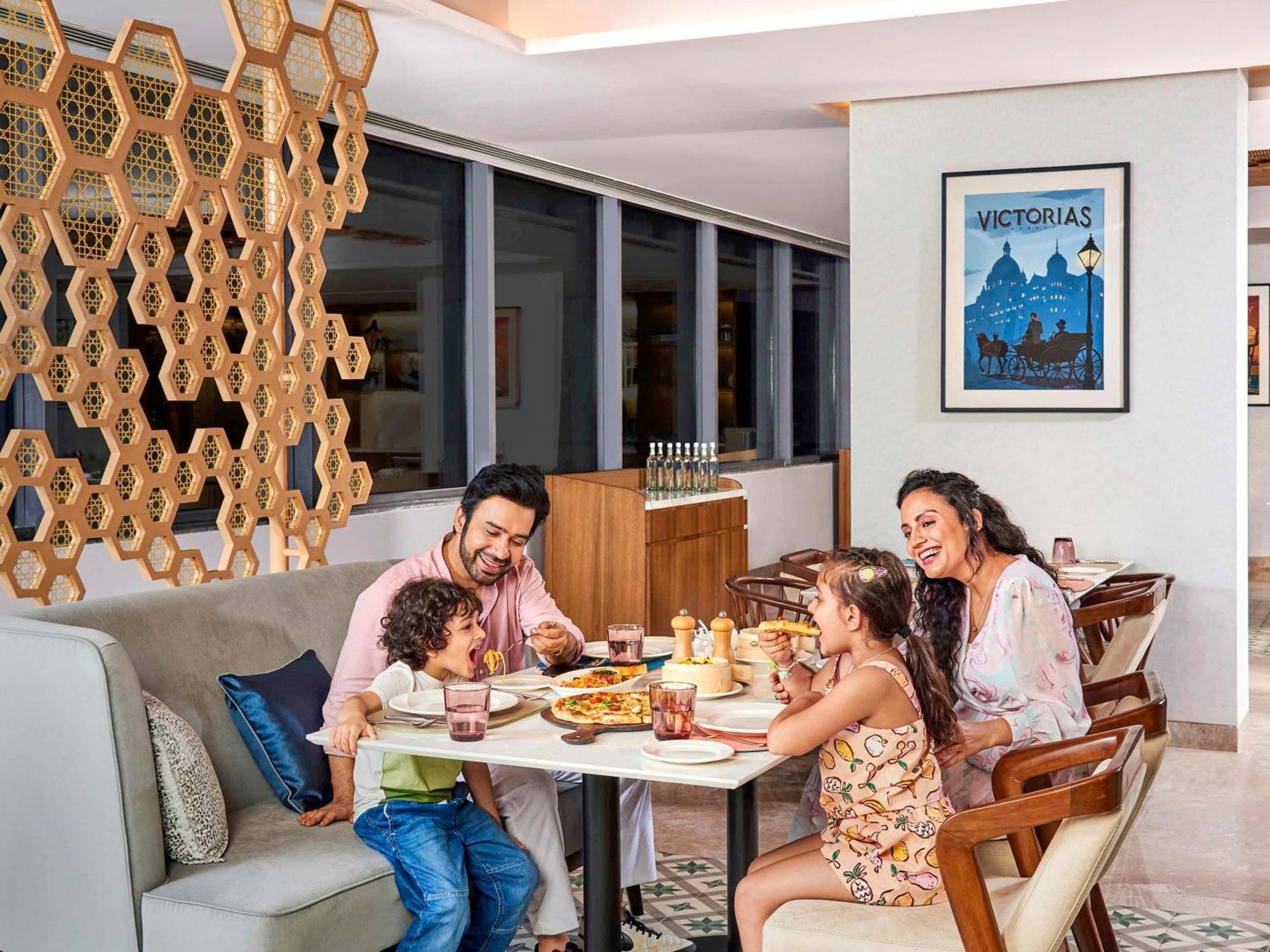 Novotel Mumbai International Airport ภายนอก รูปภาพ Family dining at the hotel