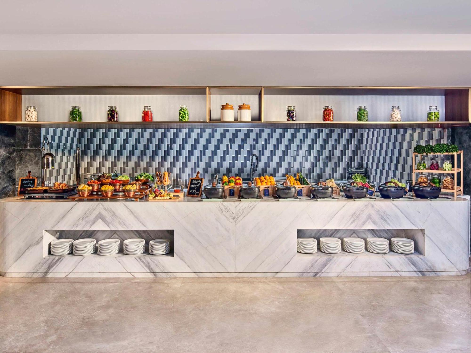 Novotel Mumbai International Airport ภายนอก รูปภาพ The buffet at the hotel
