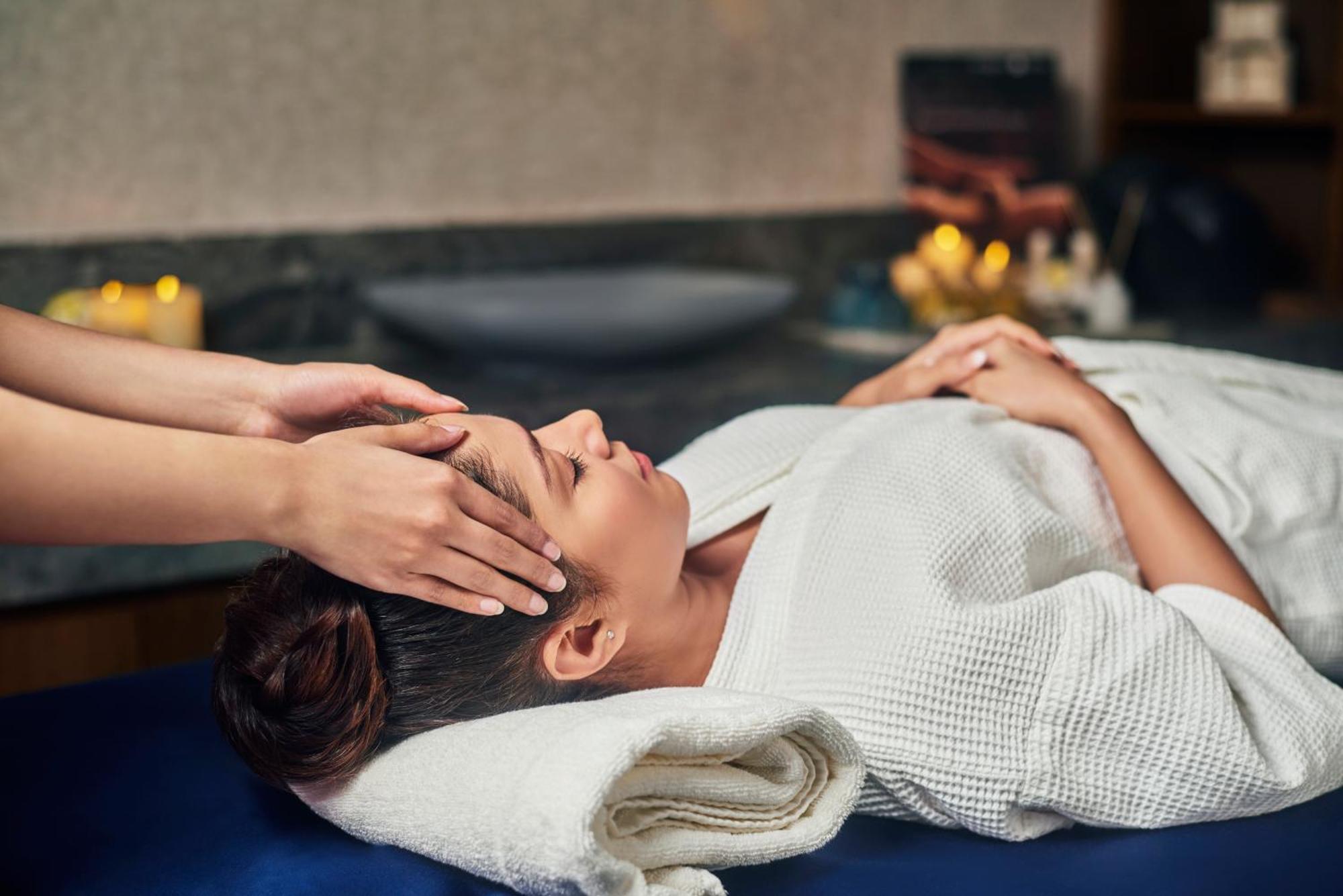 Novotel Mumbai International Airport ภายนอก รูปภาพ A woman receiving a head massage