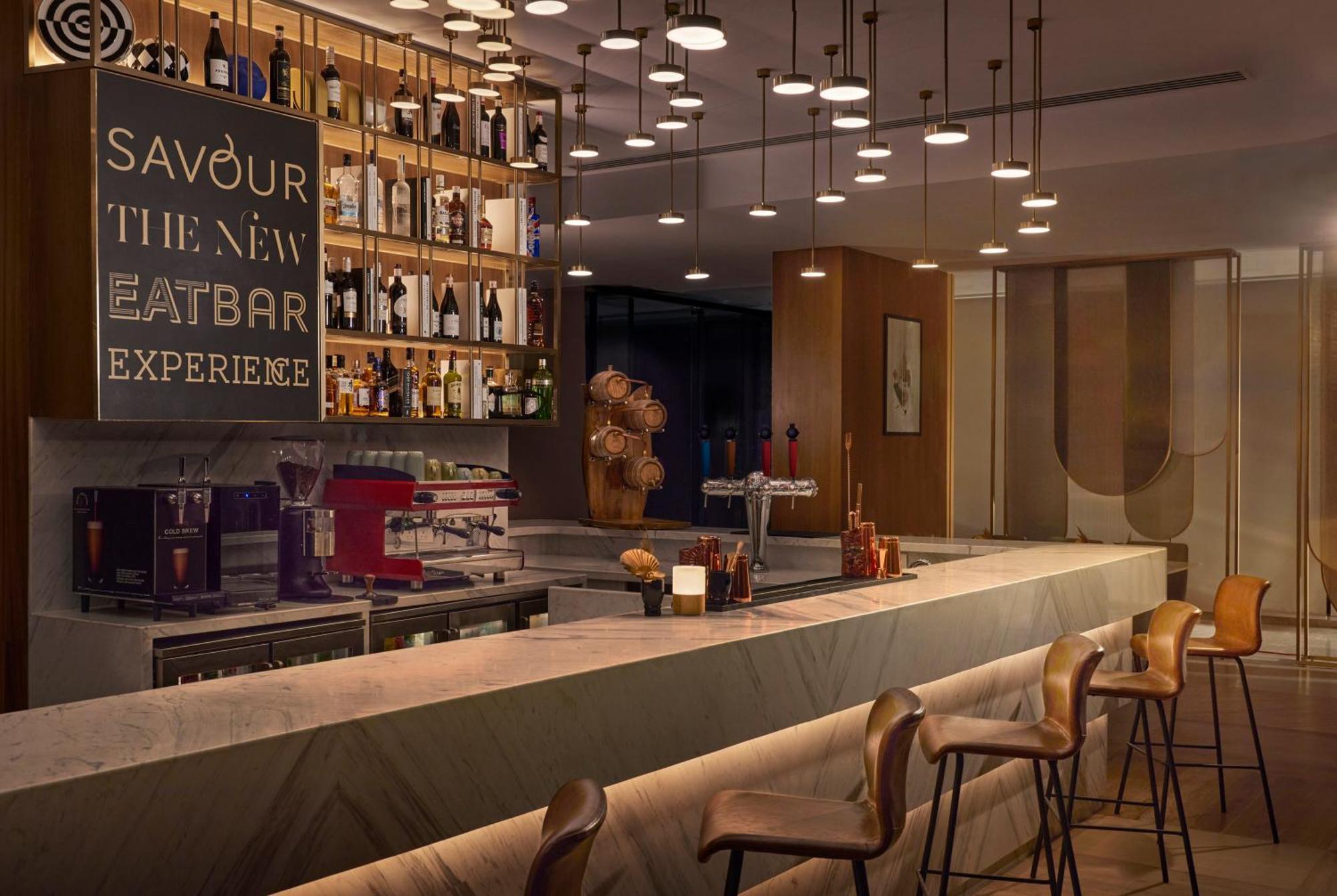 Novotel Mumbai International Airport ภายนอก รูปภาพ The bar at the hotel