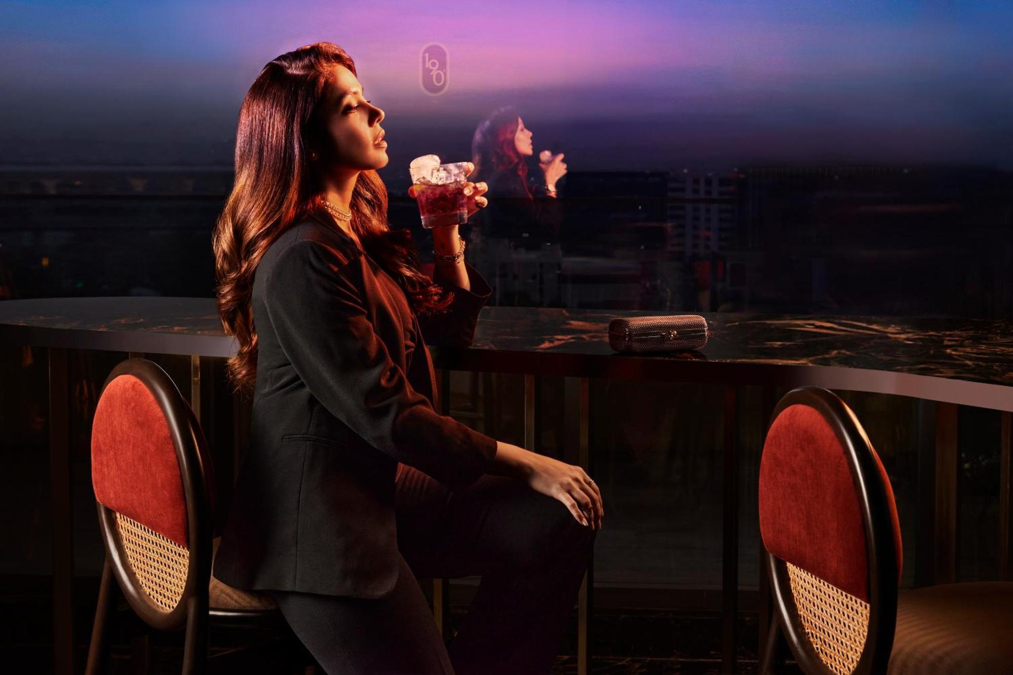 Novotel Mumbai International Airport ภายนอก รูปภาพ A woman smoking hookah