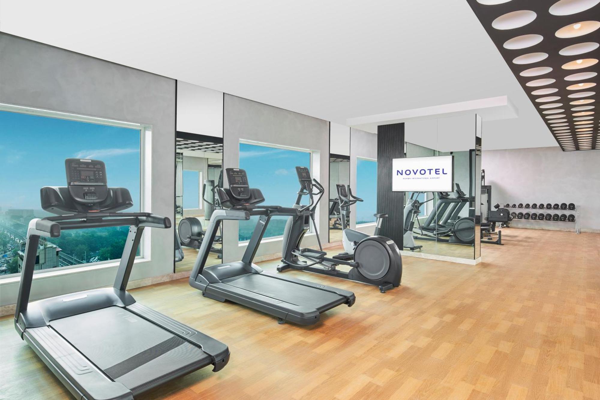Novotel Mumbai International Airport ภายนอก รูปภาพ A typical gym at a Novotel hotel