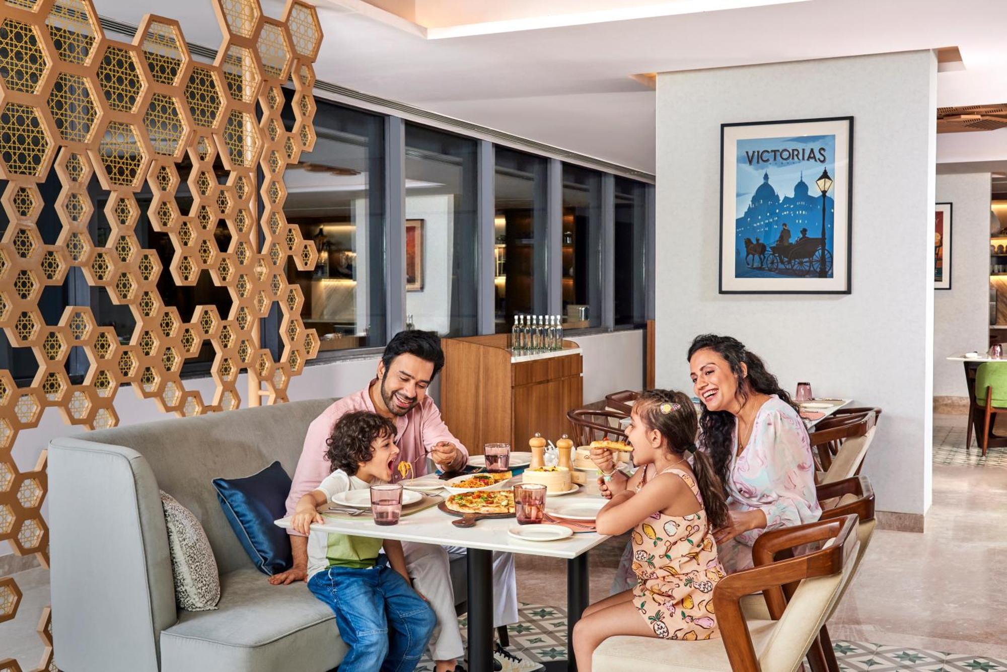 Novotel Mumbai International Airport ภายนอก รูปภาพ Family dining at the hotel