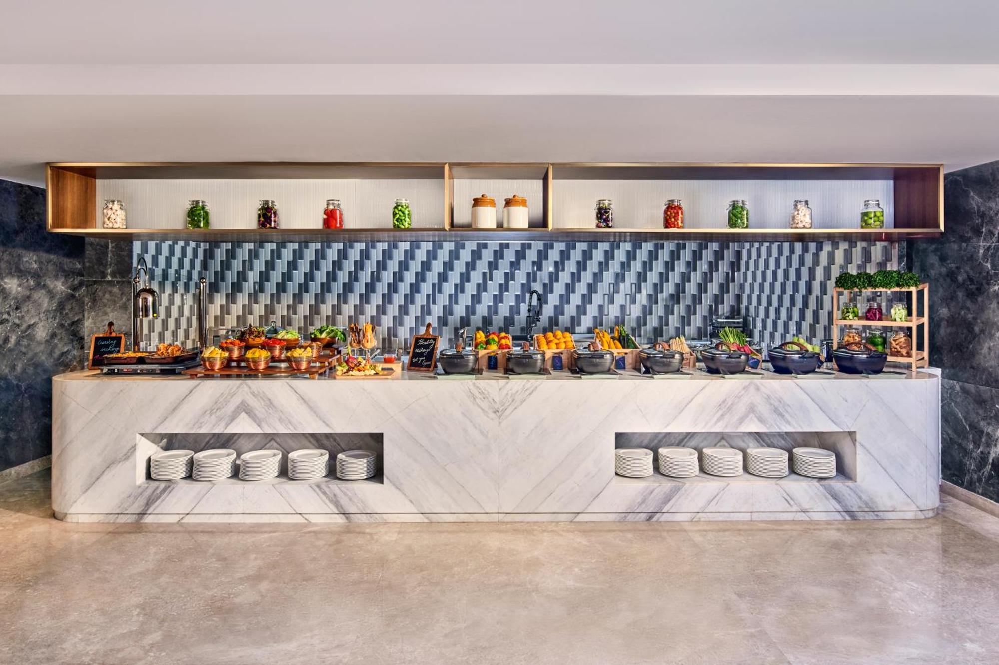 Novotel Mumbai International Airport ภายนอก รูปภาพ The buffet at the hotel