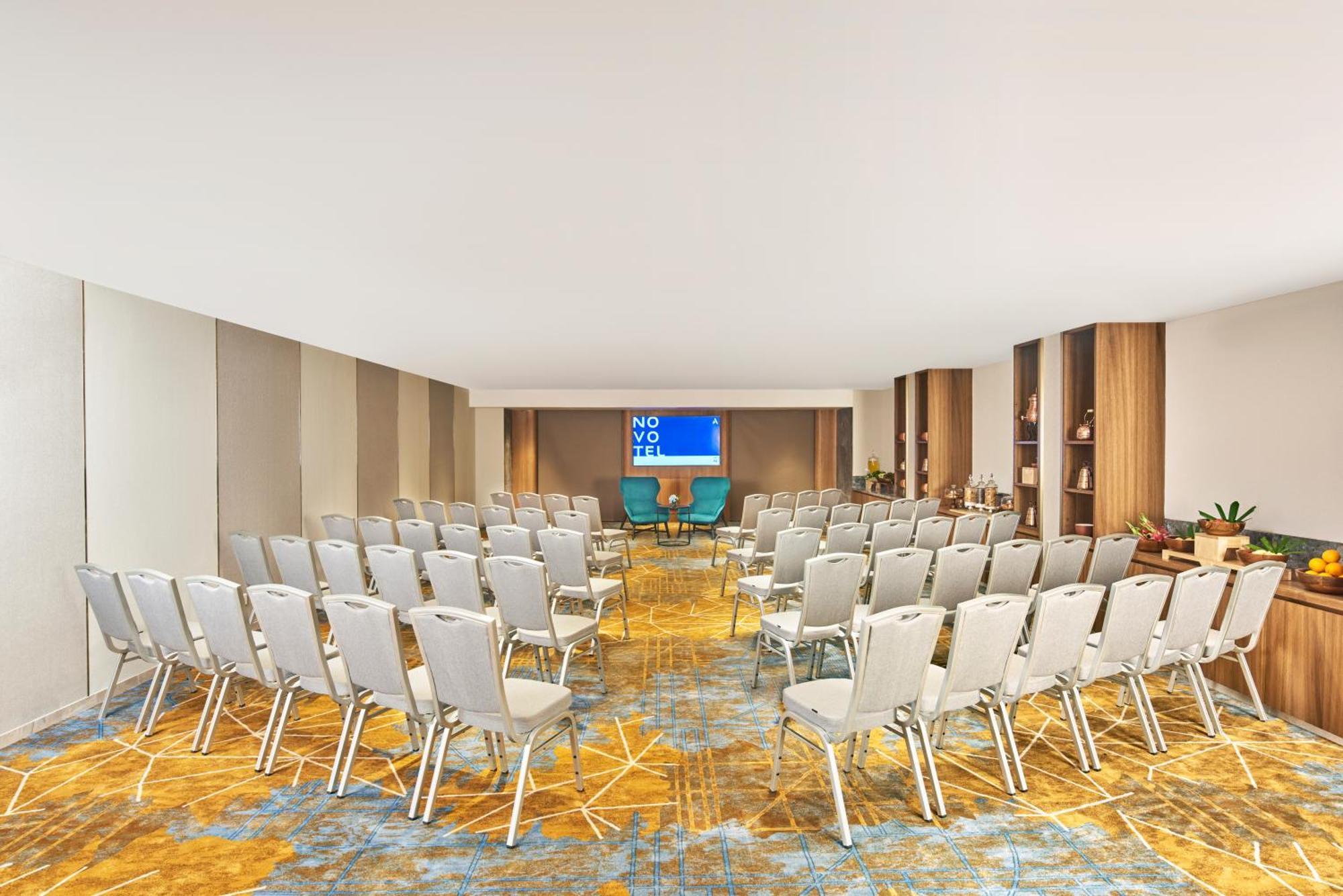 Novotel Mumbai International Airport ภายนอก รูปภาพ Meeting room